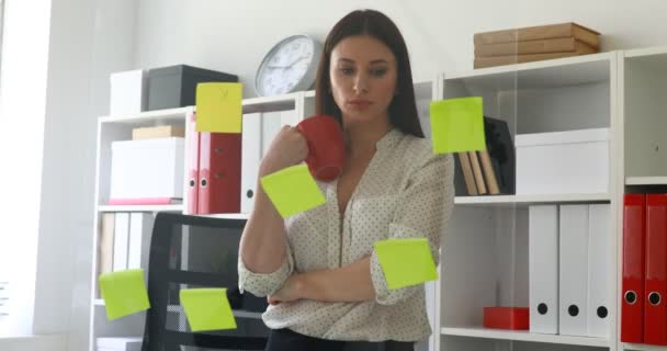 Geschäftsfrau Weißer Bluse Erwägt Klebrige Zettel Auf Glas Büro — Stockvideo