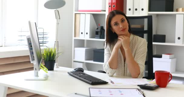 Business Woman Sitting Desk Front Window Looking Camera — стоковое видео