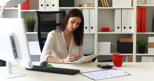 Geschäftsfrau Sitzt Bürostuhl Und Schaut Sich Dokumente — Stockvideo