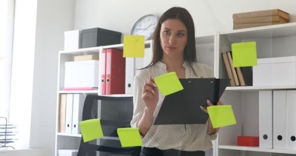 Femme Affaires Travaillant Avec Des Documents Debout Près Mur Verre — Video