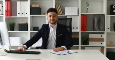 genç işadamı ışık ofiste başparmak gösterilmesini