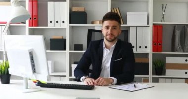 genç işadamı jest parmak ve kameraya bakarak ile yapma