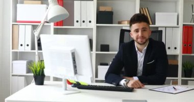genç işadamı jest yapma iyi ve seyir kameraya