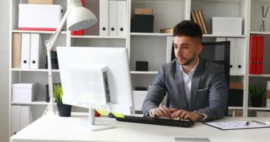 bilgisayar üzerinde çalışan sinirli genç işadamı