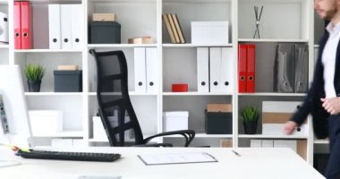 Modern ofis işyerinde gelen genç yetişkin iş adamı 