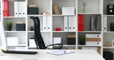 Modern ofis işyerinde gelen genç yetişkin iş adamı