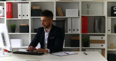 bilgisayarda çalışarak ve kahve içme genç işadamı