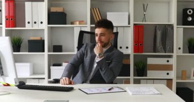 genç işadamı ofis koltuğu başarı sevindirici iplik