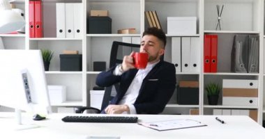 genç işadamı işyerinde kahve içme