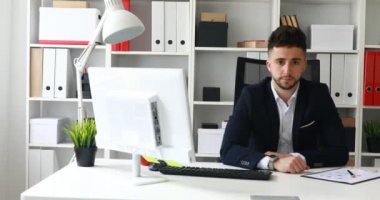 el ile jest yapma ve kameraya bakarak genç işadamı