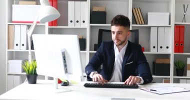 modern ofiste kadar eller yükselterek genç işadamı