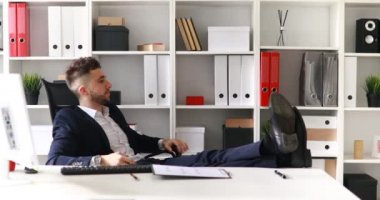 modern ofiste kadar eller yükselterek genç işadamı