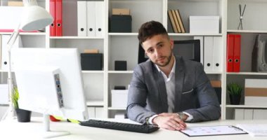 kameraya bakarak iş yerinde genç işadamı