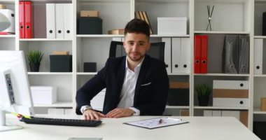 genç işadamı jest yapma iyi ve seyir kameraya