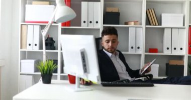 işadamı ofiste tabloda bacaklar ile çalışma