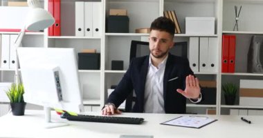 el ile jest yapma ve kameraya bakarak işadamı
