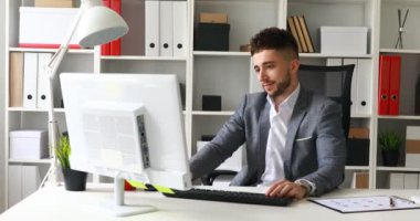 işadamı office-sandalyede iplik takım elbise ceket