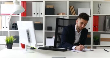 işadamı ofisinde çalışan takım elbise ceket