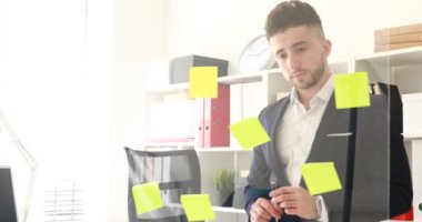 cam duvar çıkartmaları notlar yapma işadamı