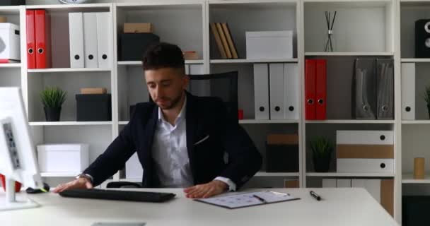 Sconvolto Uomo Affari Che Lavora Sul Posto Lavoro Ufficio Moderno — Video Stock