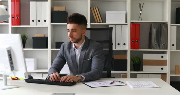 Uomo Affari Sorpreso Sul Posto Lavoro Ufficio Moderno — Video Stock