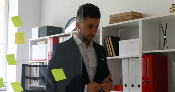 Jeune Homme Affaires Prenant Des Notes Dans Des Documents Debout — Video