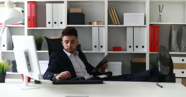 Işadamı Ofiste Tabloda Bacaklar Ile Çalışma — Stok video