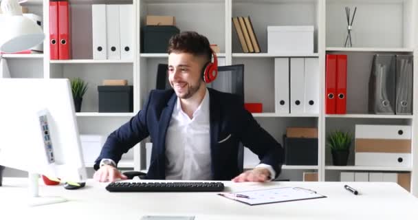 Hombre Negocios Con Auriculares Cabeza Trabajando Oficina Moderna — Vídeos de Stock