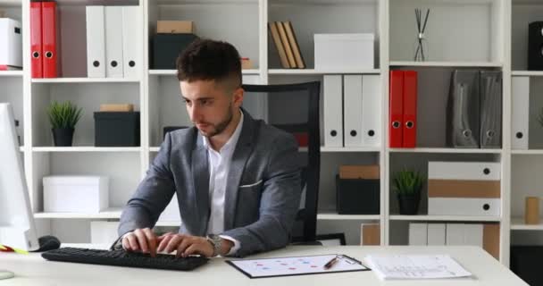 Jovem Empresário Trabalhando Girando Cadeira Escritório — Vídeo de Stock