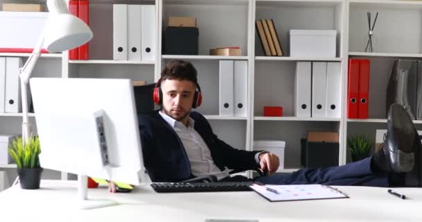 Homem Negócios Fones Ouvido Trabalhando Com Pernas Mesa — Vídeo de Stock
