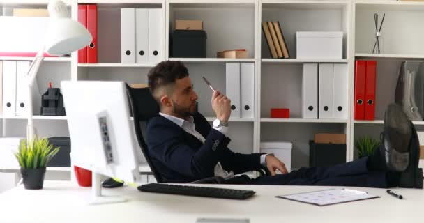 Joven Hombre Negocios Trabajando Con Las Piernas Mesa Oficina — Vídeos de Stock