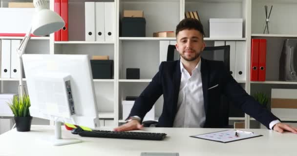 Homem Negócios Terno Casaco Mostrando Polegar Para Cima — Vídeo de Stock