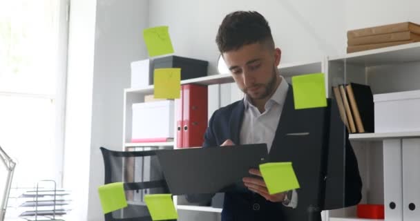 Zakenman Maken Van Aantekeningen Documenten Die Permanent Buurt Van Glazen — Stockvideo