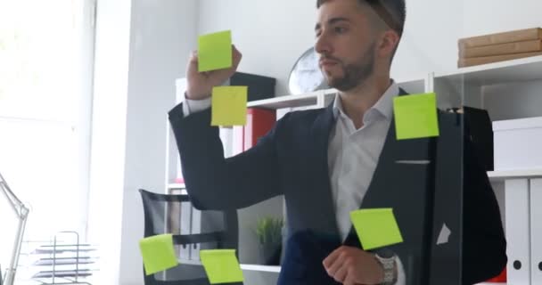 Бізнесмен Робить Нотатки Наклейках Скляній Стіні — стокове відео