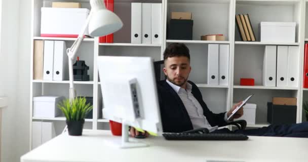 Pengusaha Bekerja Dengan Kaki Atas Meja Kantor — Stok Video
