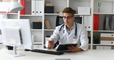 Bilgisayarda işyerinde çalışan genç bir doktor