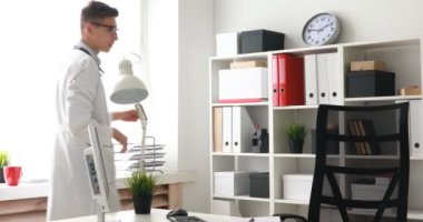 Genç doktor çalışma evinde geliyor