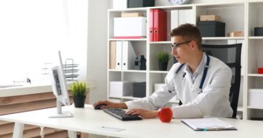 Elma savurma ve kameraya bakarak doktor