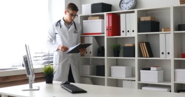 Belgeler arıyorum ve kameraya arıyorum genç doktor