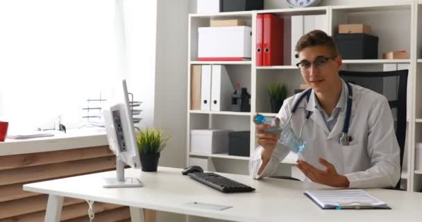 Docteur Mis Une Bouteille Eau Sur Table — Video