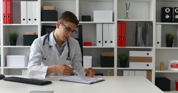 若い医者の職場でドキュメントのチェック — ストック動画