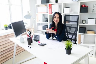 Hesap makinesi ve Office belgeleri ile masada çalışan güzel bir genç kız
