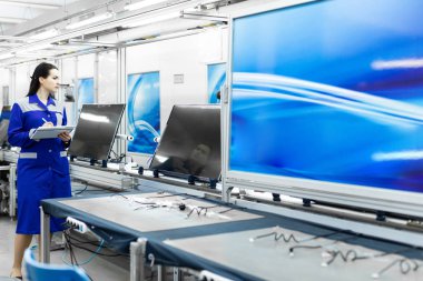 Minsk, Belarus - 08 Mayıs 2018: Toplu televizyonlar için atölye