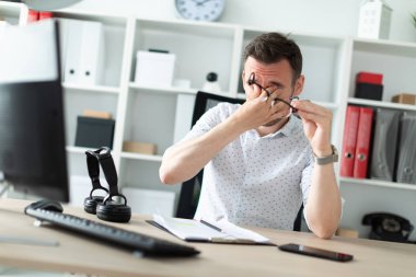 Genç bir adam mavi pantolon ve hafif bir gömlek. Onun yüzünde bir anız ile yakışıklı bir genç adam. alan derinliği ile fotoğraf