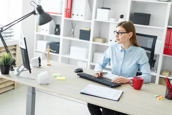 Een Mooie Roodharige Meisje Een Wit Shirt Een Gele Jas — Stockfoto