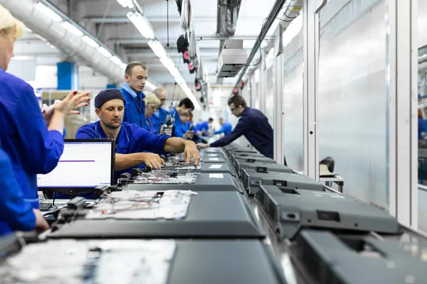 Minsk, Belarus - 08 Mayıs 2018: Toplu televizyonlar için atölye