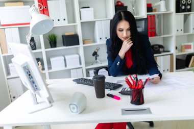 Güzel genç kız belgesiyle, office masada oturan arıyor.