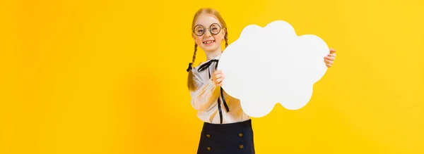 Mädchen mit roten Zöpfen auf gelbem Hintergrund. ein charmantes Mädchen mit runder durchsichtiger Brille hält eine weiße Wolke in ihren Händen. — Stockfoto