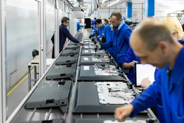 Minsk, Belarus - 08 Mayıs 2018: Toplu televizyonlar için atölye