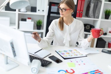 Genç bir kız bir kalem ve bir kırmızı tutan ofiste, bilgisayar masasında oturuyor. Hoşlandığın kızın önünde diyagramları vardır.